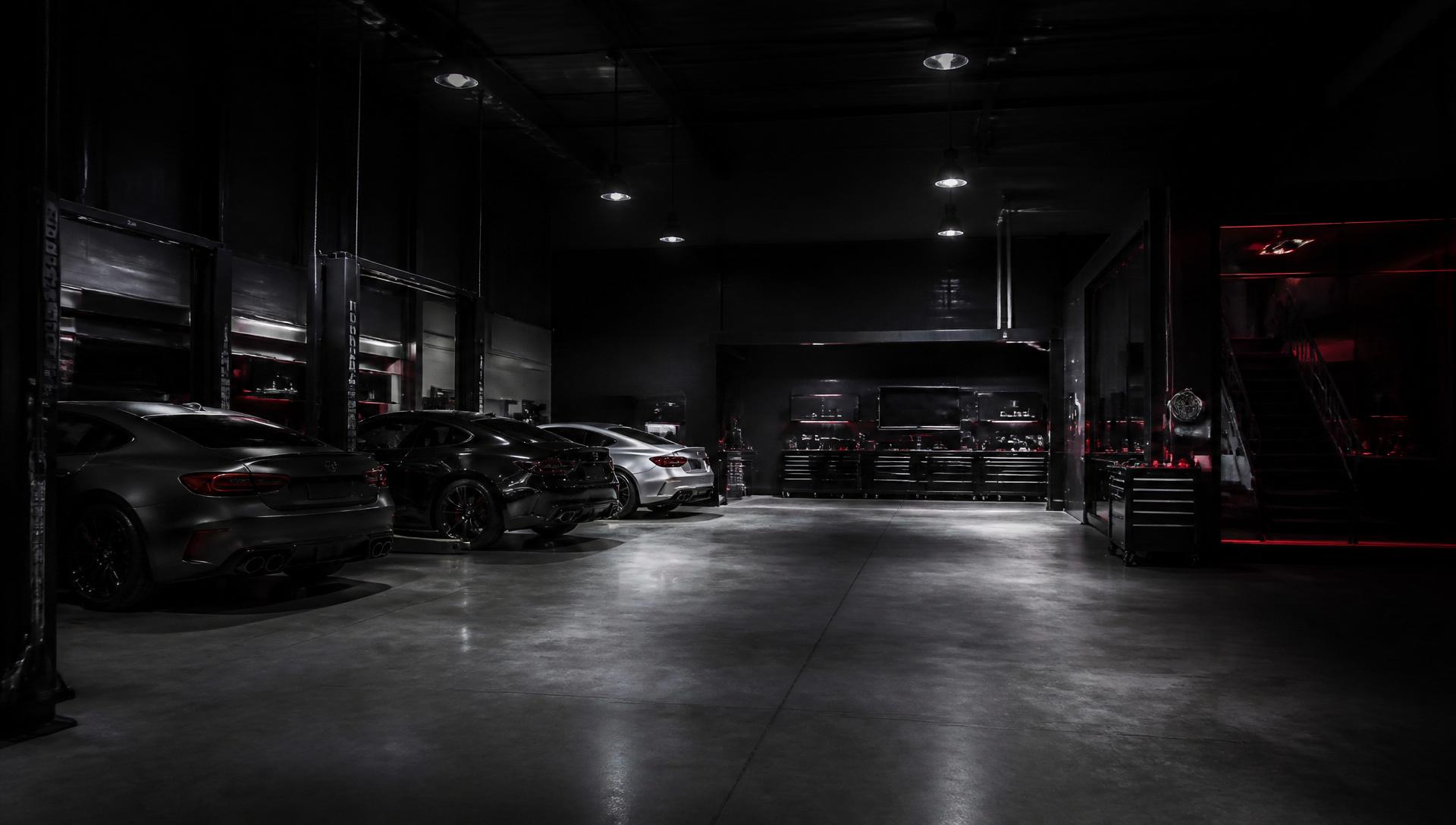 Werkstatthalle der SİFİ Werkstatt in Sindelfingen mit Fahrzeugen